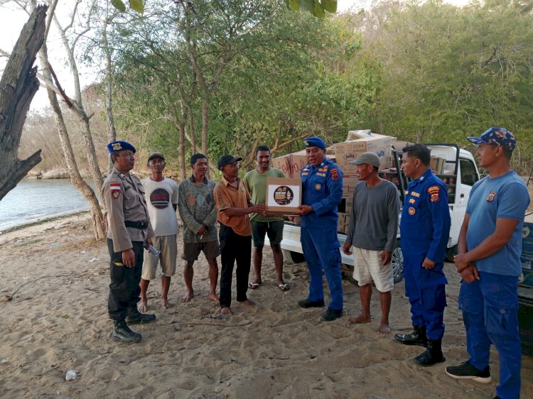 Respon Cepat Aspirasi Warga di Medsos, Kapolres Mabar Sewa Perahu Ketinting Antar Bantuan ke Nggilat