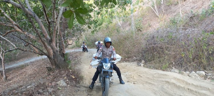 Menembus Medan Ekstrem, Polisi Naik Motor Salurkan Bantuan Kapolda NTT ke Desa Mbakung