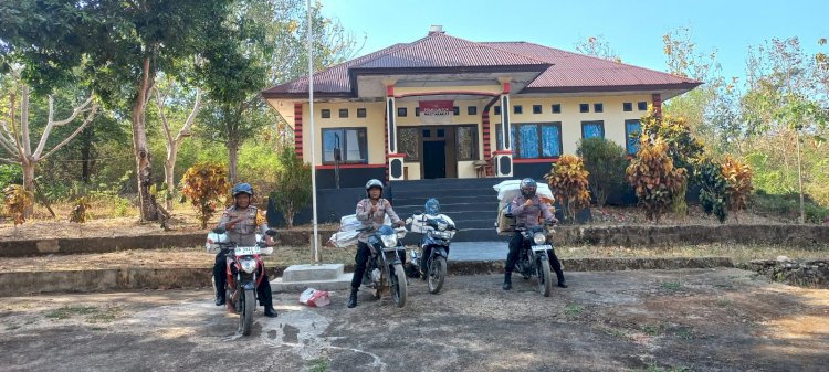 Menembus Medan Ekstrem, Polisi Naik Motor Salurkan Bantuan Kapolda NTT ke Desa Mbakung