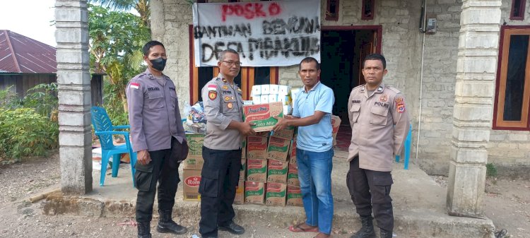 Menembus Medan Ekstrem, Polisi Naik Motor Salurkan Bantuan Kapolda NTT ke Desa Mbakung