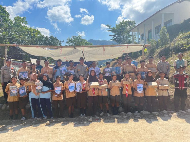 Polsek Sano Nggoang Salurkan Perlengkapan Sekolah dan Sapa Pelajar Terdampak Gempa Flores