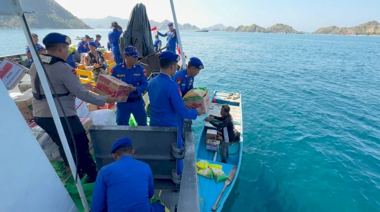 Menembus Pesisir Terisolasi, Polisi Arungi Laut Salurkan Bantuan Gempa Flores di Pasir Panjang