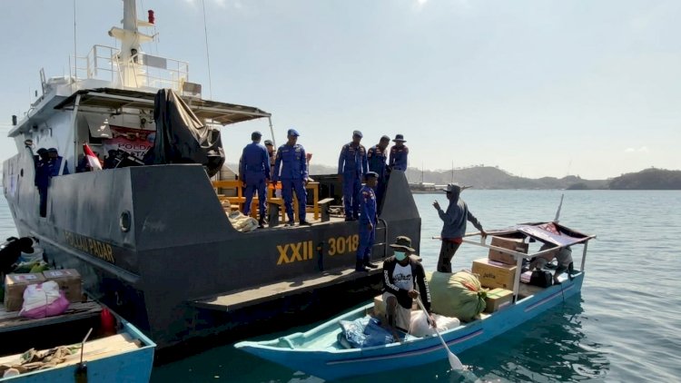 Menembus Pesisir Terisolasi, Polisi Arungi Laut Salurkan Bantuan Gempa Flores di Pasir Panjang