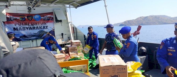 Menembus Pesisir Terisolasi, Polisi Arungi Laut Salurkan Bantuan Gempa Flores di Pasir Panjang