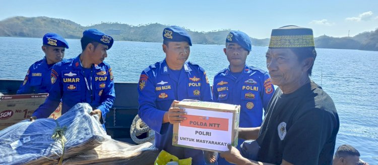 Menembus Pesisir Terisolasi, Polisi Arungi Laut Salurkan Bantuan Gempa Flores di Pasir Panjang