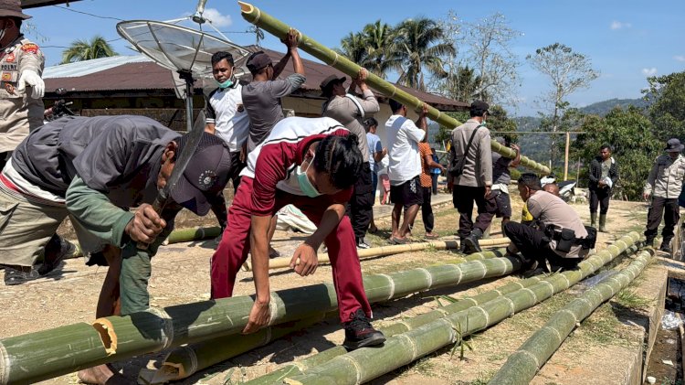 Pemulihan Pasca Gempa Flores, Polsek Kuwus dan Warga Gotong Royong Robohkan Bangunan Rawan Runtuh