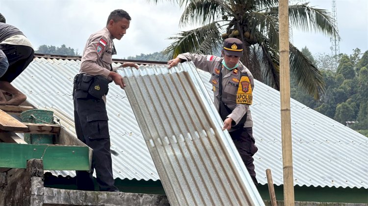 Pemulihan Pasca Gempa Flores, Polsek Kuwus dan Warga Gotong Royong Robohkan Bangunan Rawan Runtuh