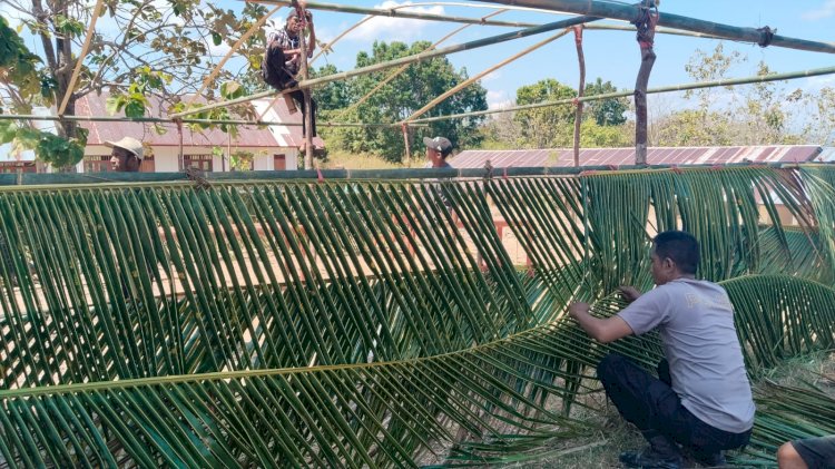 Rusak Akibat Gempa, Polsek Macang Pacar dan Warga Sulap Daun Kelapa Jadi Tenda Sekolah Darurat