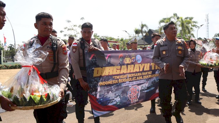 Kejutkan Makodim 1630/Mabar, Polres Manggarai Barat Bawa Tumpeng Peringati HUT ke-81 TNI
