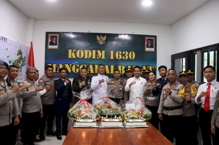 Kejutkan Makodim 1630/Mabar, Polres Manggarai Barat Bawa Tumpeng Peringati HUT ke-81 TNI