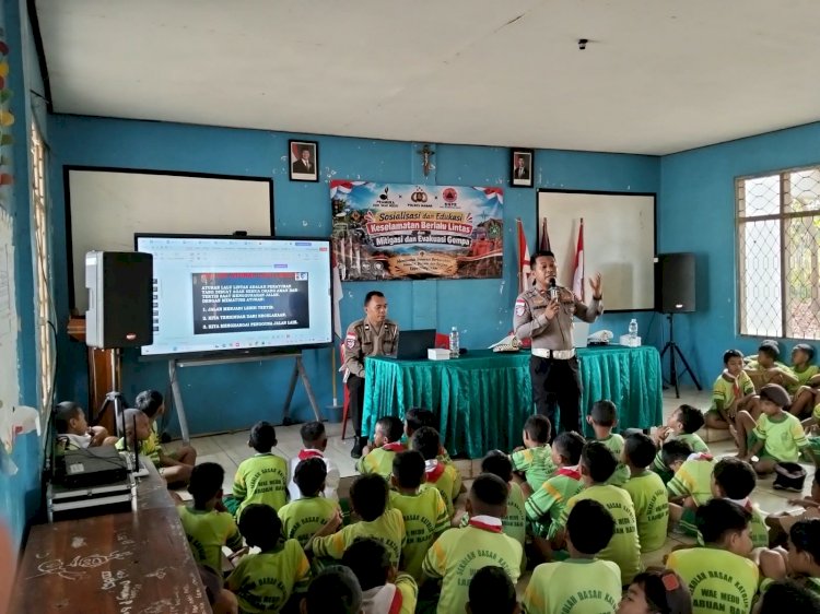 Tanamkan Disiplin Sejak Dini, Satlantas Polres Manggarai Barat Gelar Edukasi Lalu Lintas di SDK Wae Medu