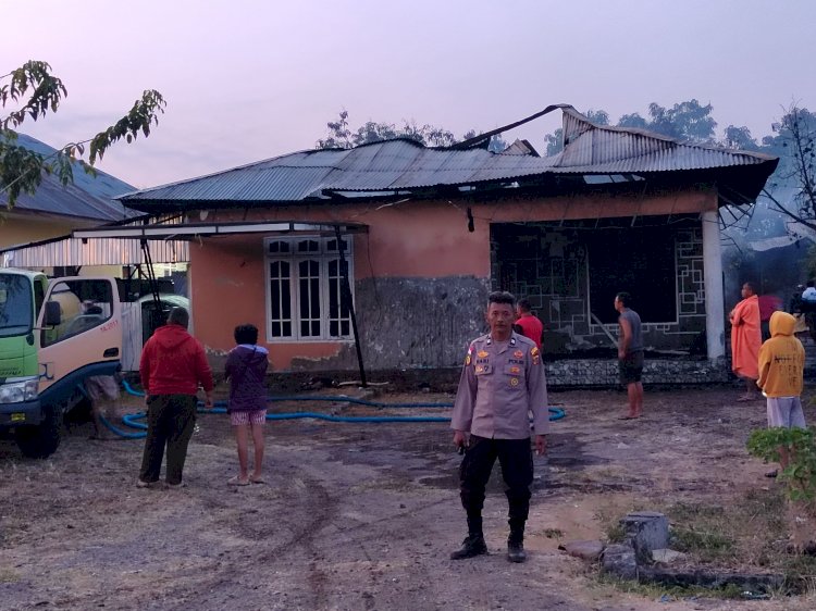 Respon Cepat Musibah Kebakaran di Wae Nakeng, Polisi Salurkan Bantuan Kemanusiaan untuk Lansia 80 Tahun