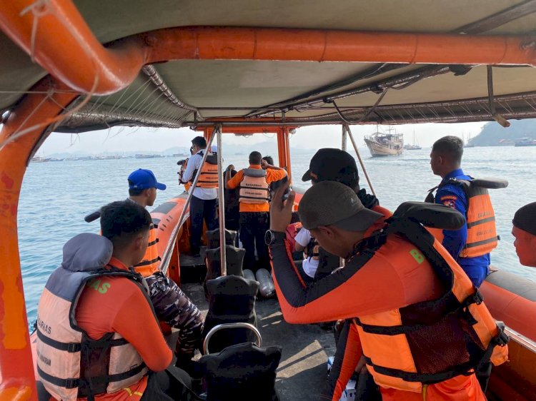 Kapal Wisata KM Feronia Tenggelam di Kawasan TNK, Polisi Bantu Evakuasi Wisawatan dan ABK