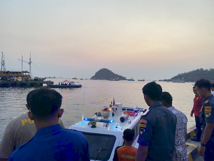 Kapal Wisata KM Feronia Tenggelam di Kawasan TNK, Polisi Bantu Evakuasi Wisawatan dan ABK