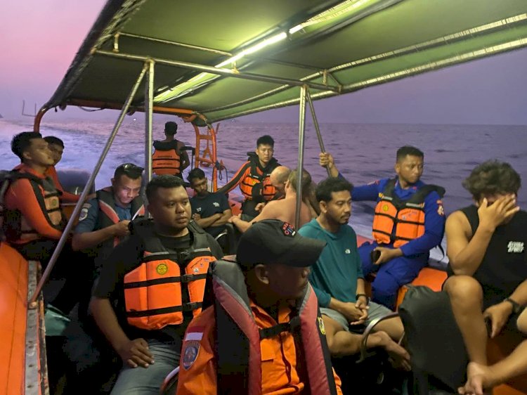 Kapal Wisata KM Feronia Tenggelam di Kawasan TNK, Polisi Bantu Evakuasi Wisawatan dan ABK