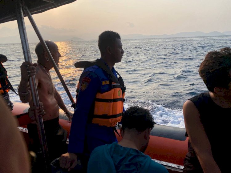 Kapal Wisata KM Feronia Tenggelam di Kawasan TNK, Polisi Bantu Evakuasi Wisawatan dan ABK