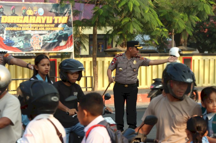 Atur Lalu Lintas : Kapolres Mabar Turun Langsung Pimpin 'Strong Point' di Jalan Frans Lega