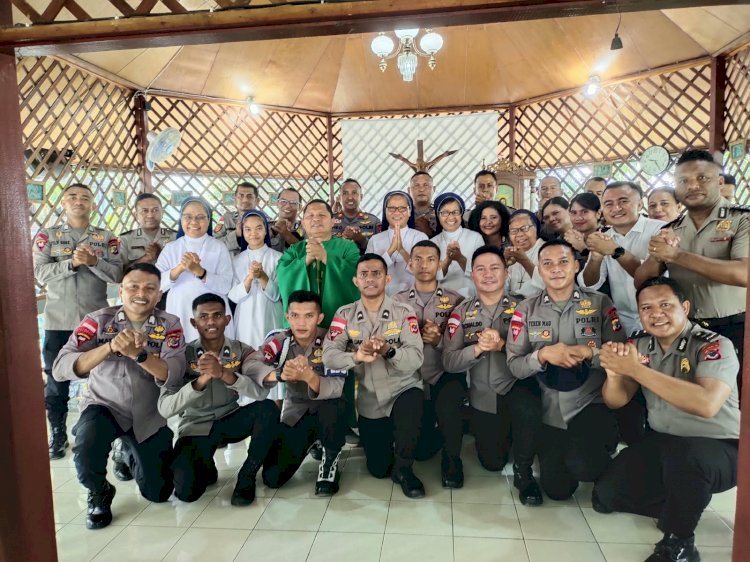 Personel Polres Mabar dan Brimob Bertugas Jadi Koor Misa di Kapela St. Damian Labuan Bajo