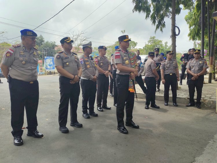 Perdana Kunker di Labuan Bajo, Kapolda NTT Disambut Tarian Caci dan Prosesi Adat Manggarai