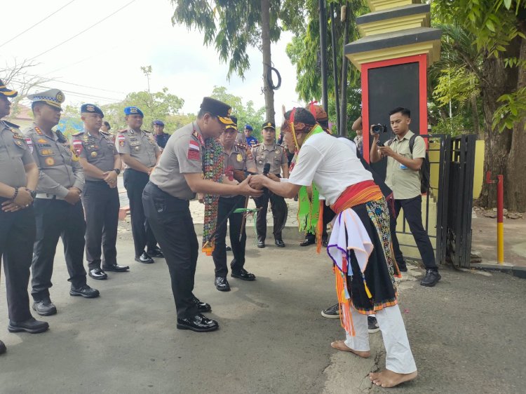 Perdana Kunker di Labuan Bajo, Kapolda NTT Disambut Tarian Caci dan Prosesi Adat Manggarai