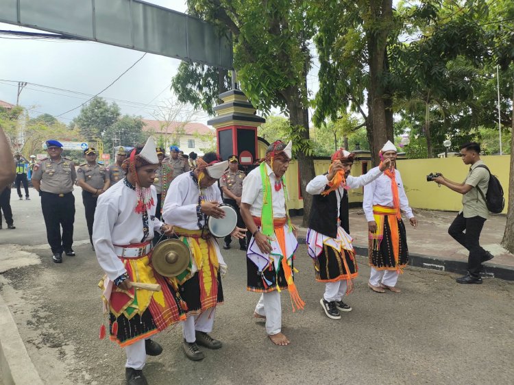 Perdana Kunker di Labuan Bajo, Kapolda NTT Disambut Tarian Caci dan Prosesi Adat Manggarai