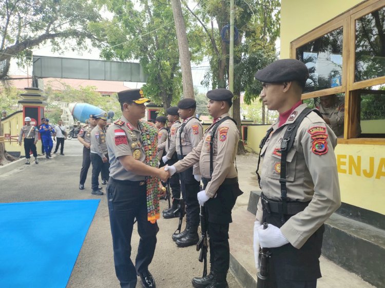Perdana Kunker di Labuan Bajo, Kapolda NTT Disambut Tarian Caci dan Prosesi Adat Manggarai