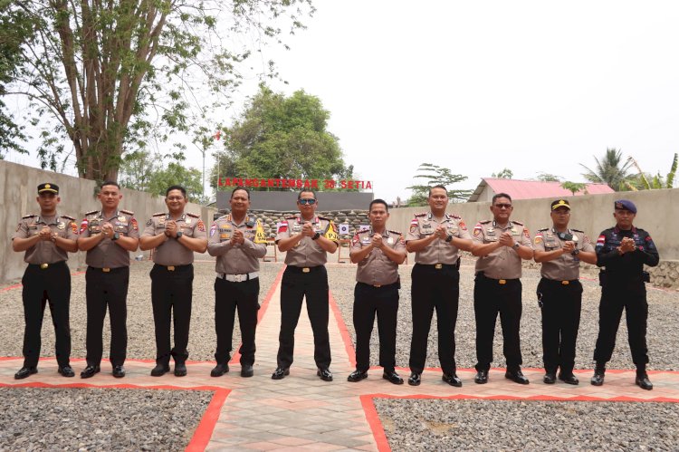 Perdana Kunker di Labuan Bajo, Kapolda NTT Disambut Tarian Caci dan Prosesi Adat Manggarai