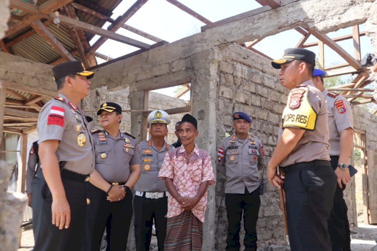 Kapolda NTT Sambangi Warga Terdampak Gempa di Manggarai Barat, Salurkan Bantuan Kemanusiaan
