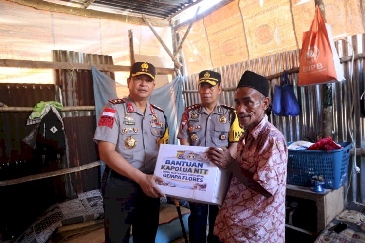 Kapolda NTT Sambangi Warga Terdampak Gempa di Manggarai Barat, Salurkan Bantuan Kemanusiaan