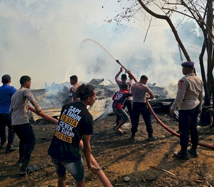 Respon Cepat Padamkan Kebakaran Basecamp di Labuan Bajo, Polisi Kerahkan 2 Unit AWC