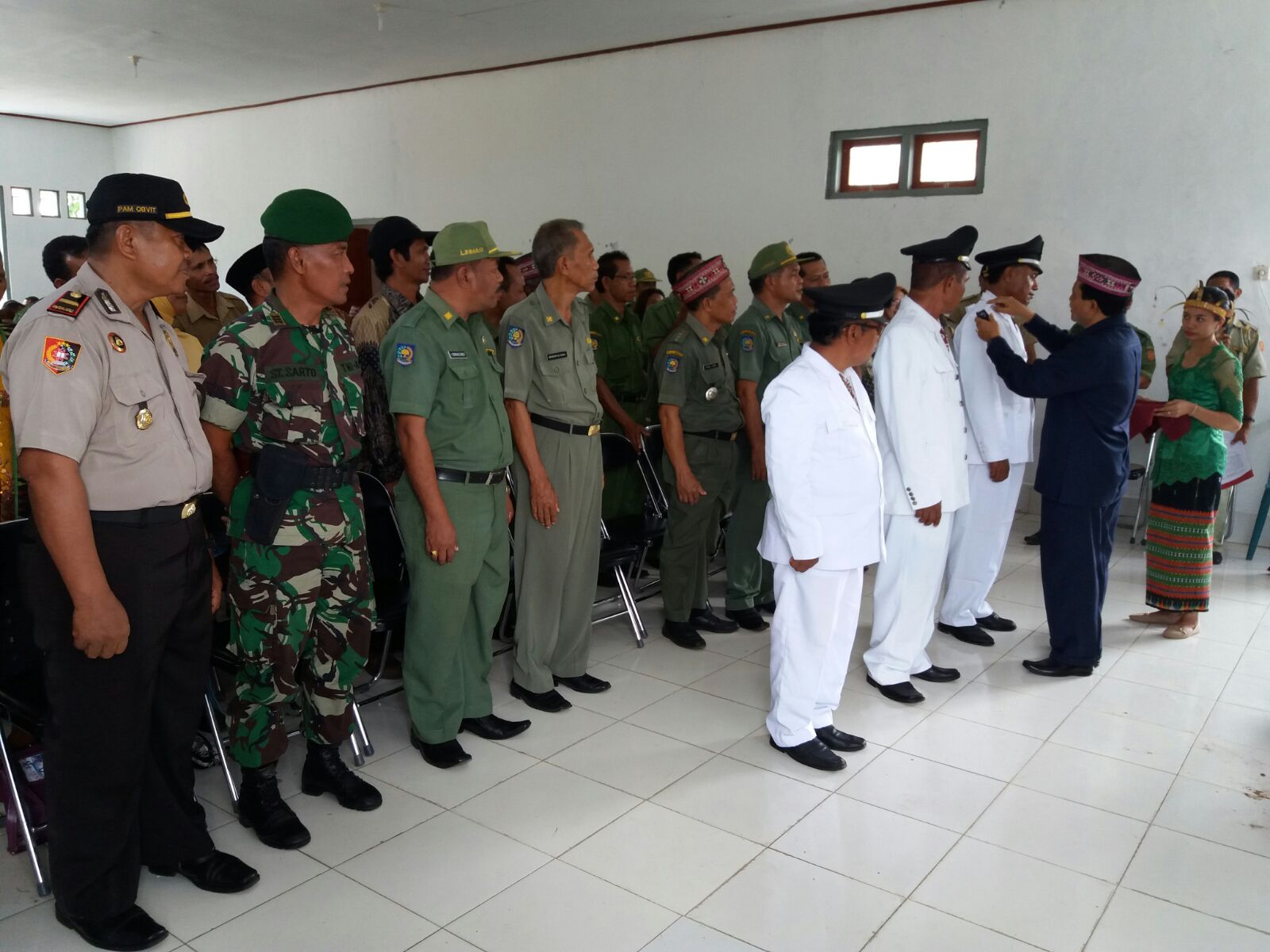 POLSEK SANONGGOANG MELAKSANAKAN PENGAMANKAN PELANTIKAN 3 PEJABAT KADES DAN NATAL BERSAMA DI KECAMATAN SANONGGOANG