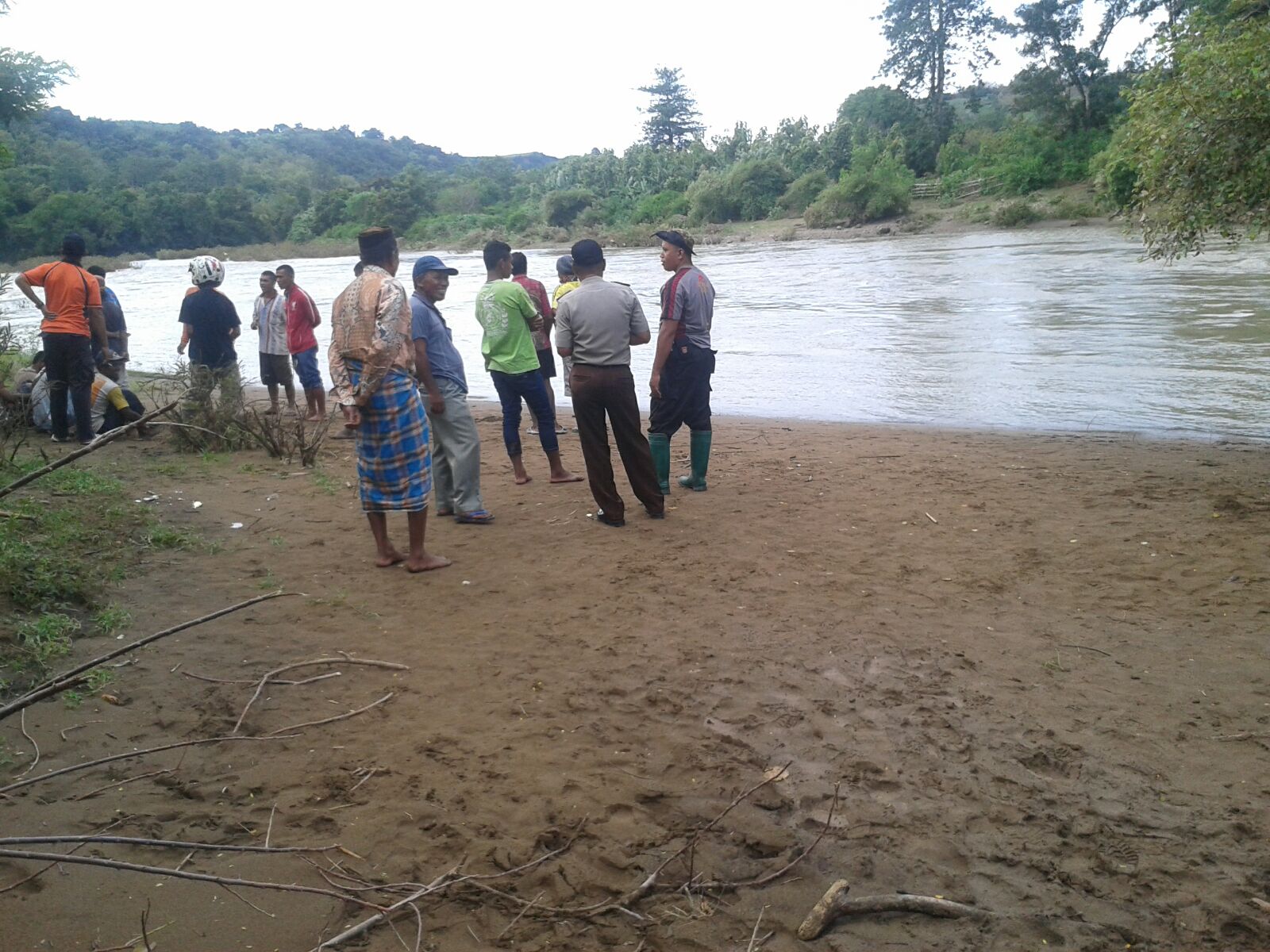 PERSONIL POLSEK LEMBOR DAN WARGA MELAKUKAN PENCARIAN KORBAN BANJIR SUNGAI WAE LACI