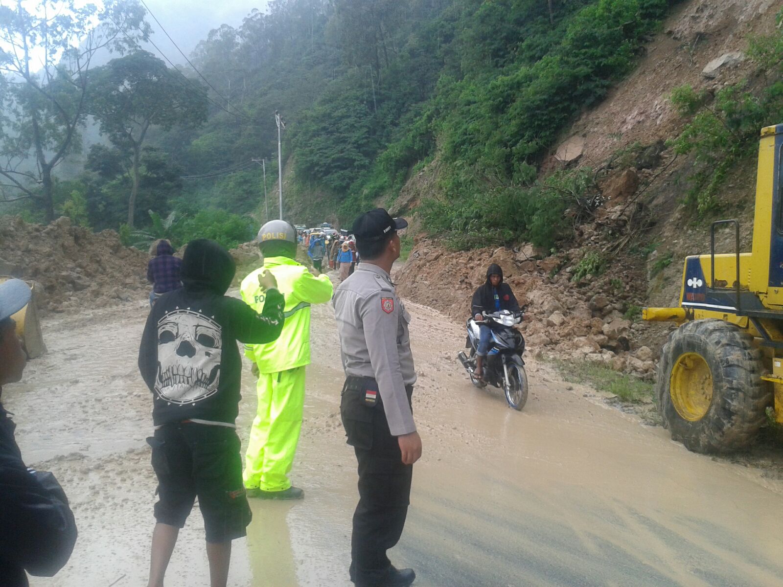 POLSEK LEMBOR  MENSTERILKAN ARUS LALIN AKIBAT LONGSOR