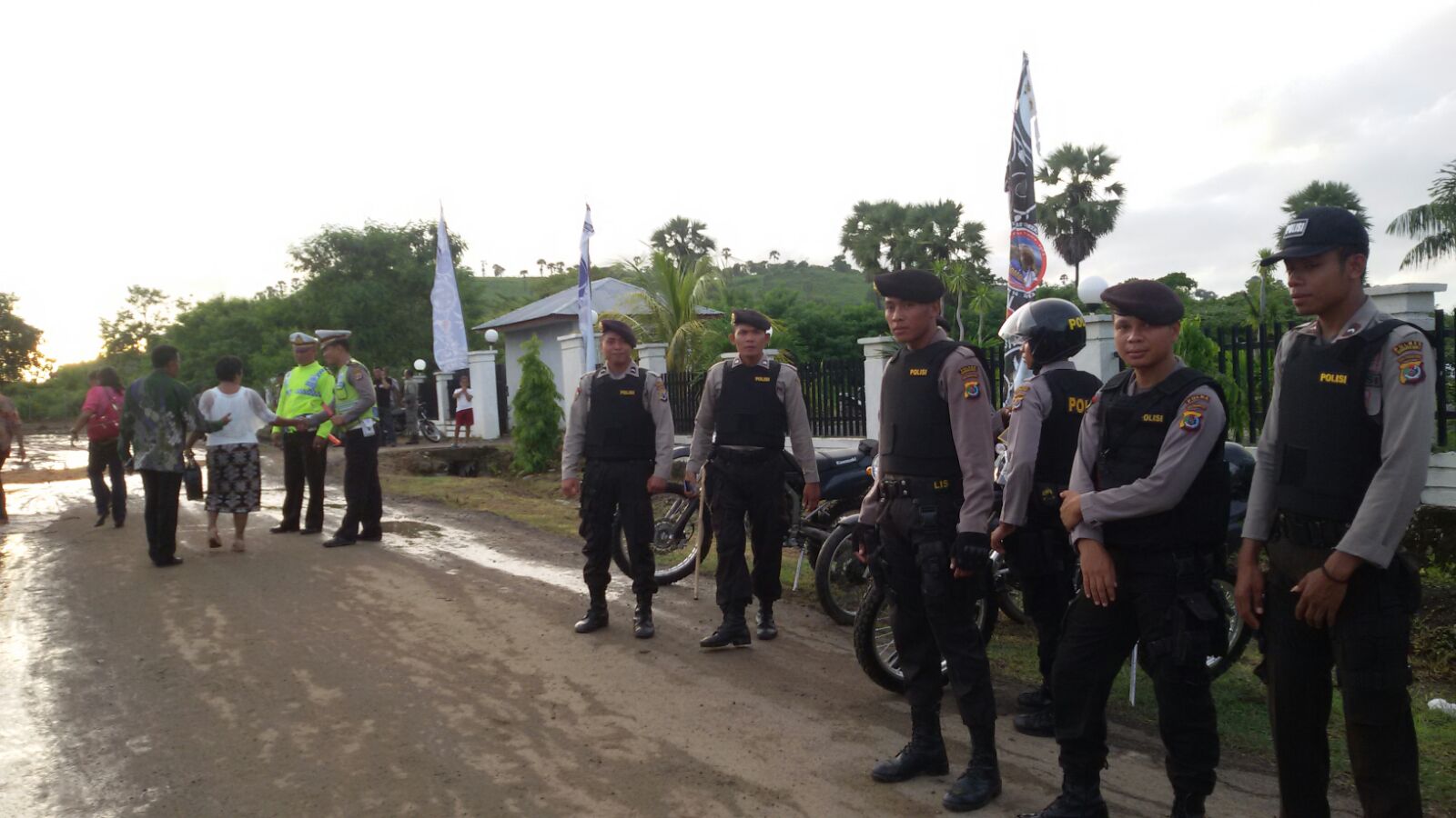 PERSONIL POLRES MANGGARAI BARAT NTT MENGAMANKAN MISA SYUKURAN PELANTIKAN BUPATI DAN WAKIL BUPATI MANGGARAI BARAT