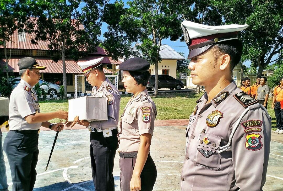 KAPOLRES MABAR MEMBAGIKAN PARSEL KEPADA PERSONIL YANG AKAN MERAYAKAN HARI RAYA NYEPI 2016