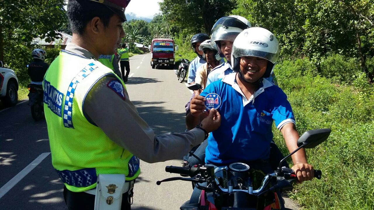 SAT LANTAS POLRES MABAR MEMBERIKAN PENGHARAGAAN BERUPA STIKER PELOPOR KESLAMATAN KEPADA PENGENDARA YANG TERTIB DALAM BERLALULINTAS