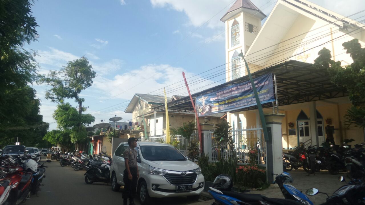 Personel Polres Mabar Melaksankan Giat Pengamanan Pekan Suci Perayaan Paskah 2016