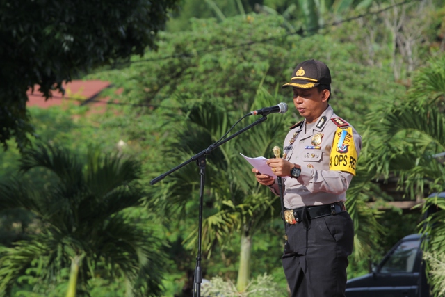 KAPOLRES MABAR BACAKAN AMANAT KAPOLDA NTT SAAT UPACARA GELAR PASUKAN OPS SEMANA SANTA TURANGGA-2016