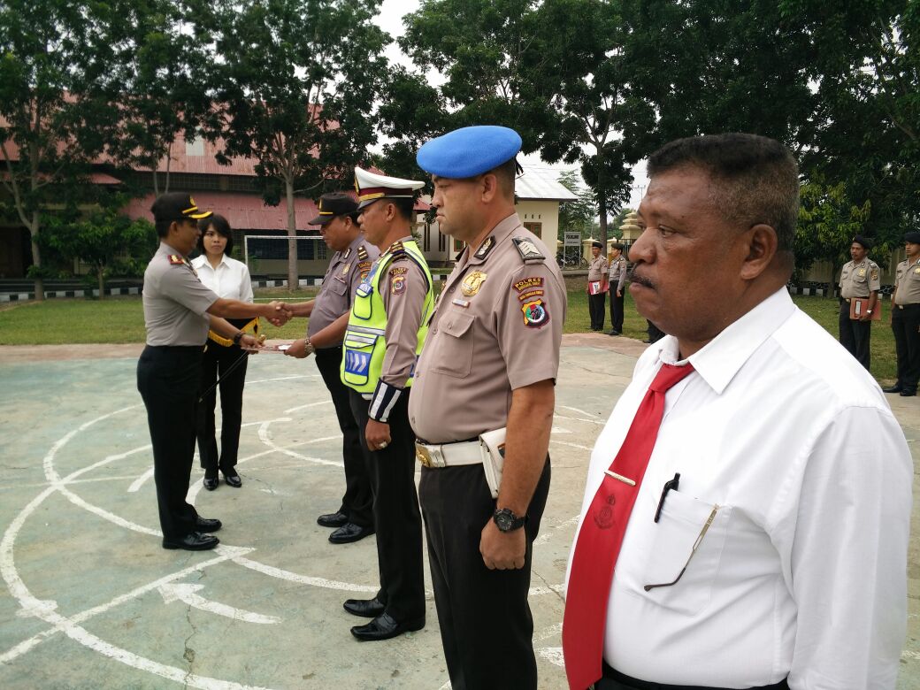 Kapolres Mabar Menyerahkan Piagam Penghargaan Kepada Satuan Tugas Kepolisian Yang Memenuhi Kriteria Penilaian 5K