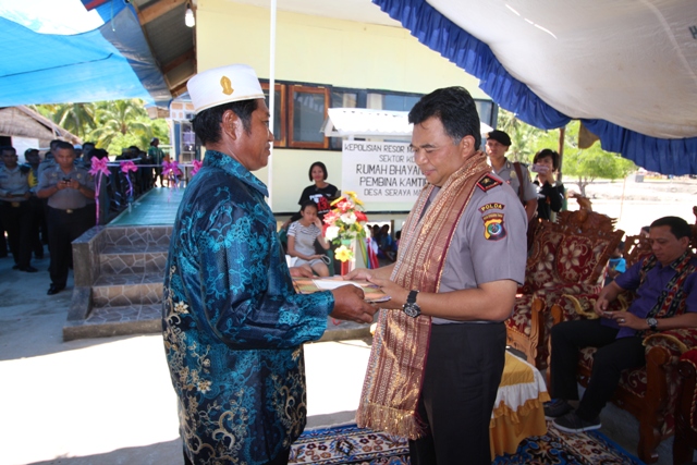 Kapolda NTT Disambut Dengan Parade Ratusan Perahu Ketinting Saat Meresmikan Rumah Kantor Bhabinkamtibmas Di Desa Seraya Meranu