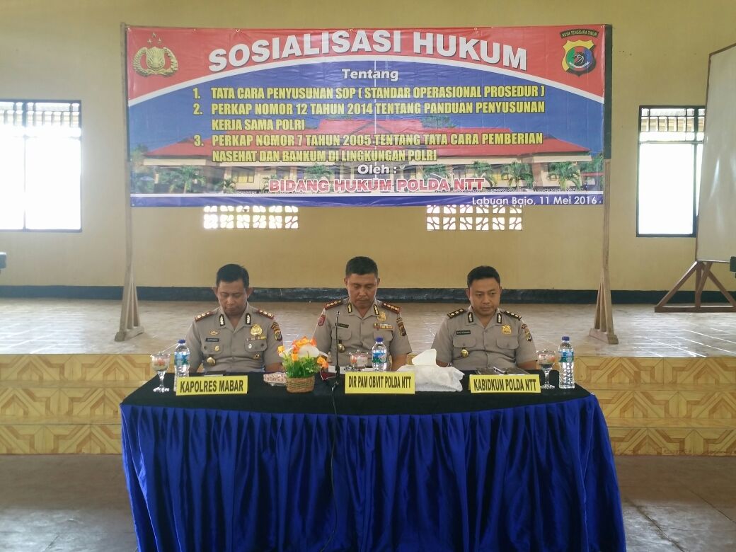 Tim Bidkum Polda NTT Melaksanakan Penyuluhan Dan Sosialisai Hukum Kepada Personil Polres Mabar