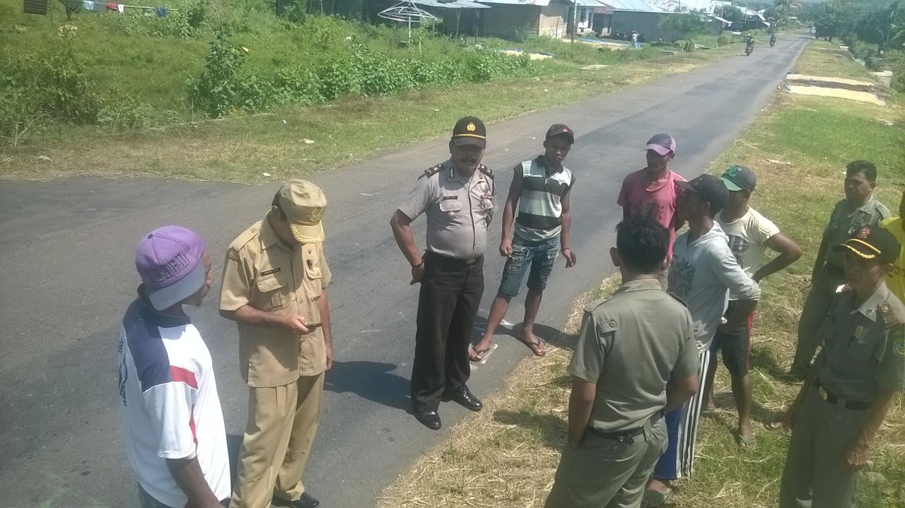 Kapolsek Lembor, Polres Mabar Bersama Sekcam Kec.Lembor Pantau Kebersihan Jalan Dan Sosialisai Kepada Masayarakat Terkait Kegiatan Tour De Flores