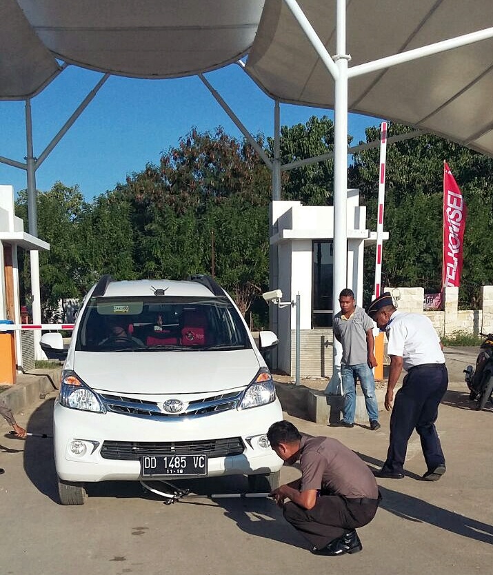 Personil KP3 Udara Polres Mabar Melaksanakan Pemeriksaan Kendaranan Maupun Penumpang Yang Masuk Ke Bandara Komodo