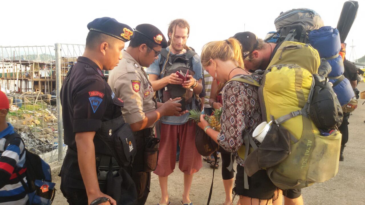 Satgas Tindak Ops TdF Turangga 2016, Sat Sabhara Dan Brimob, Lakukan Pengawasan Dan Pemeriksaan di Pelabuhan ASDP dan PELNI Labuan Bajo