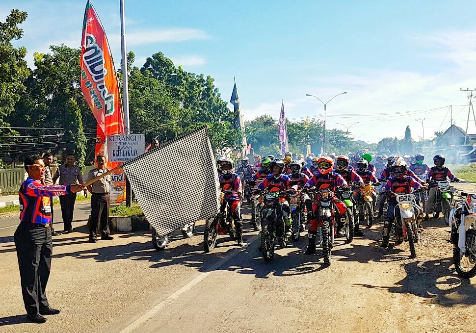 Kapolres Mabar Melepas Peserta Adventure Trail Jelajah Bentang Alam Labuan Bajo Dalam Rangka HUT Bhayangkara Ke 70