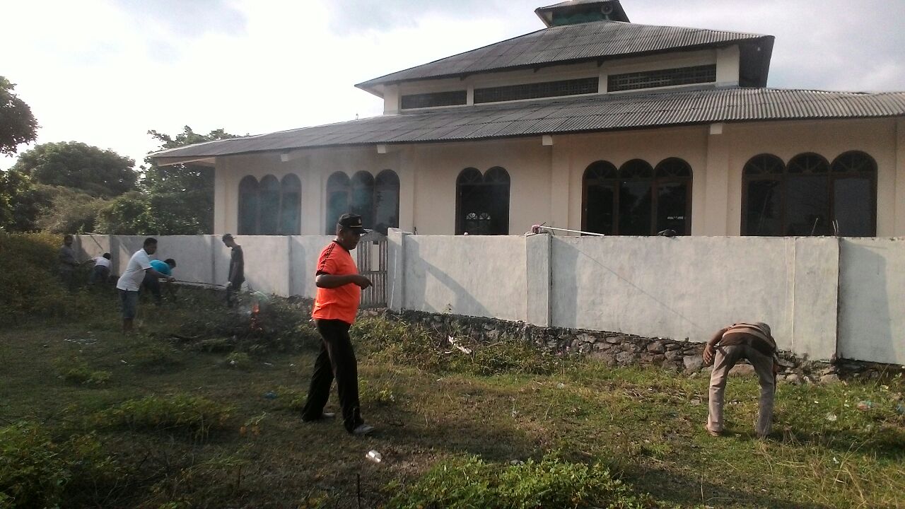 Polres Mabar Dan Warga Desa Gorontalo Melaksanakan Kerja Bhakti Bersama Dalam Rangka Menyambut HUT Bhayangkar 70 Dan Bulan Suci Ramadhan