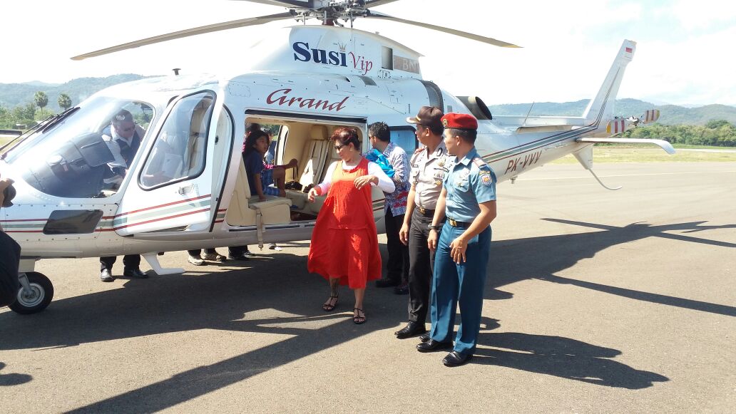 Kapolres Mabar Mendapingi Menteri Kelautan Dan Perikanan RI Meninjau TNK Dan Kota Labuan Bajo Via Udara Dengan Menggunakan Helikopter