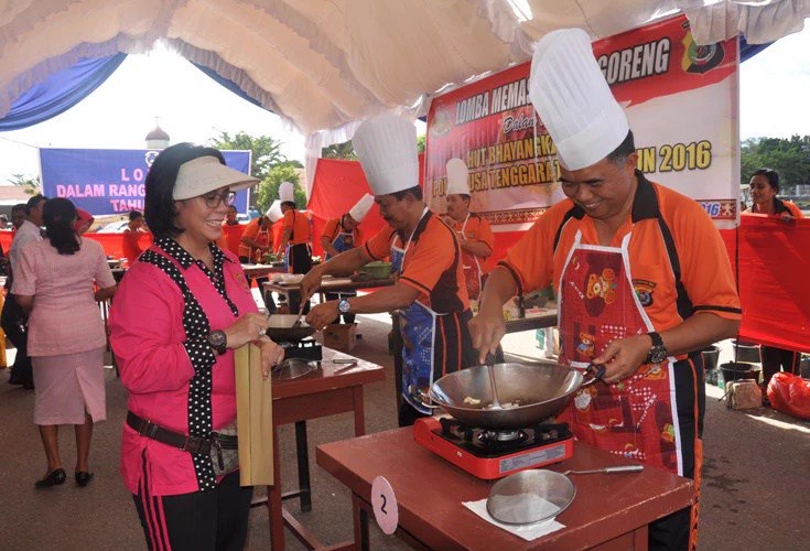 Dalam Rangka Memeriahkan HUT Bhayangkara Ke 70, Tak Ketinggalan Kapolda NTT mengikuti Lomba Memasak Nasi Goreng