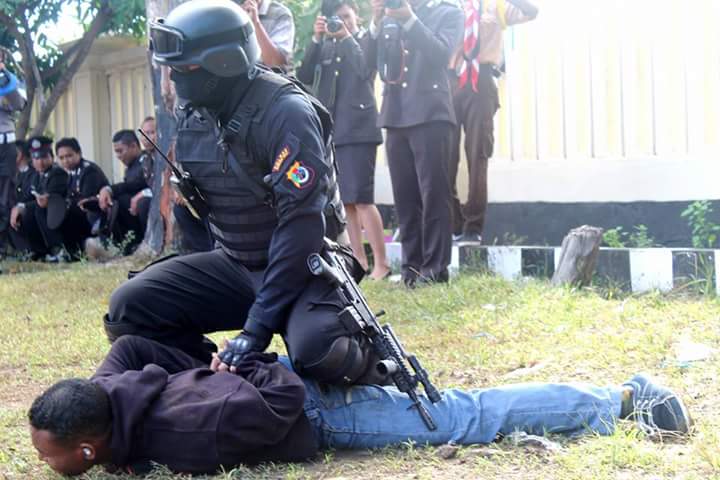 Kisah Heroik Pengrebekan dan Penangkapan Gembong Narkoba Bersenjata Oleh Sat Sabhara Polres Mabar