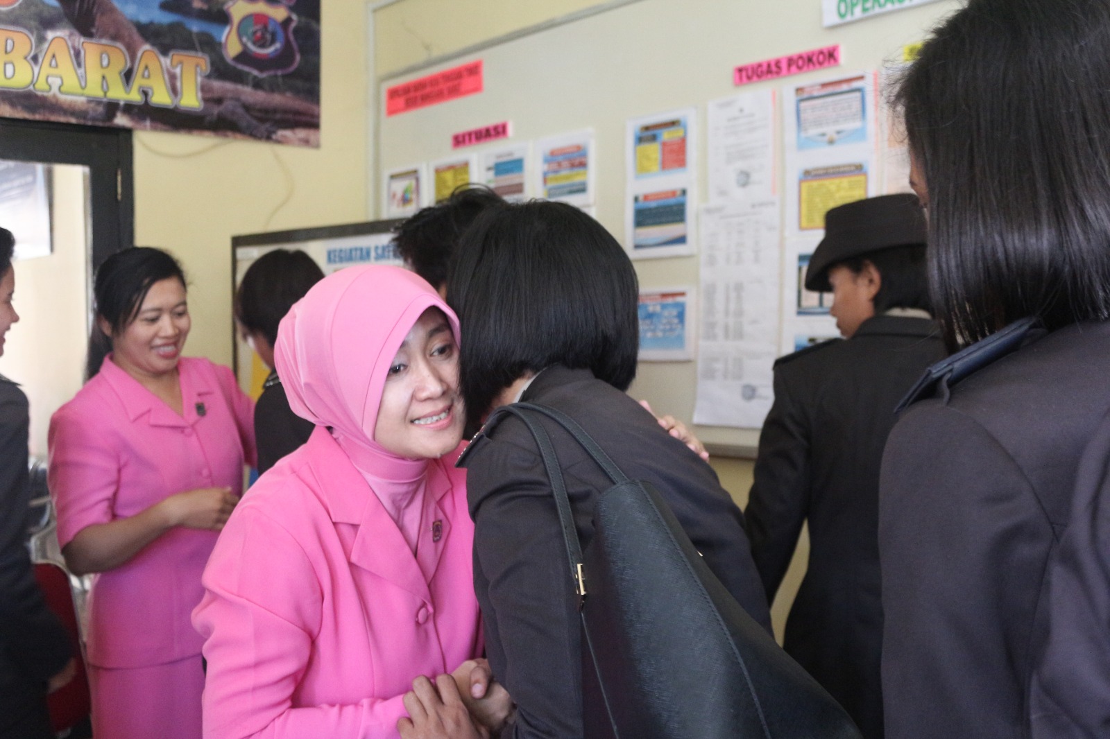 Ketua Bhayangkari cabang Mabar, NTT, Selaku Ibu Asuh Polwan Polres Mabar, melaksanakan tatap muka singkat dengan personel Polwan